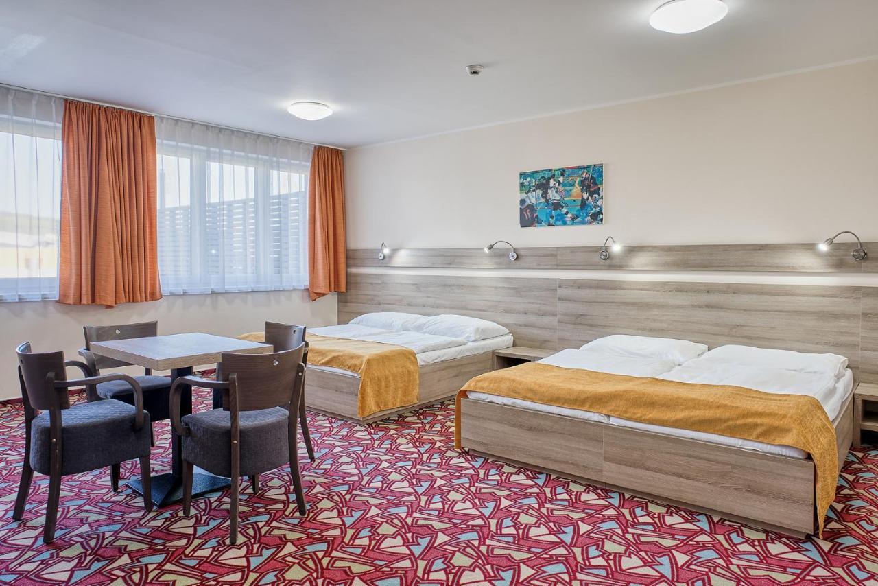 Hotel Arena Хомутов Екстериор снимка