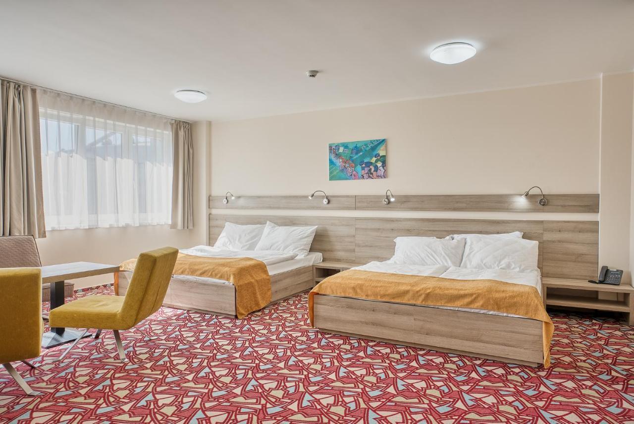 Hotel Arena Хомутов Екстериор снимка