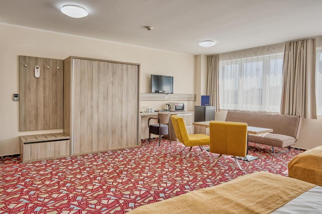 Hotel Arena Хомутов Екстериор снимка